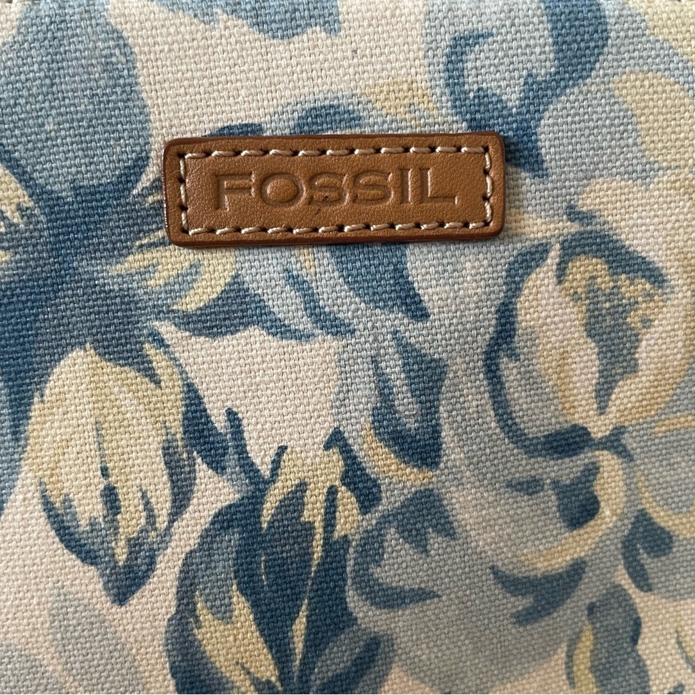 Vintage Fossil Blue and Ivory Floral Canvas Shoulder Bag - Picture 2 of 15